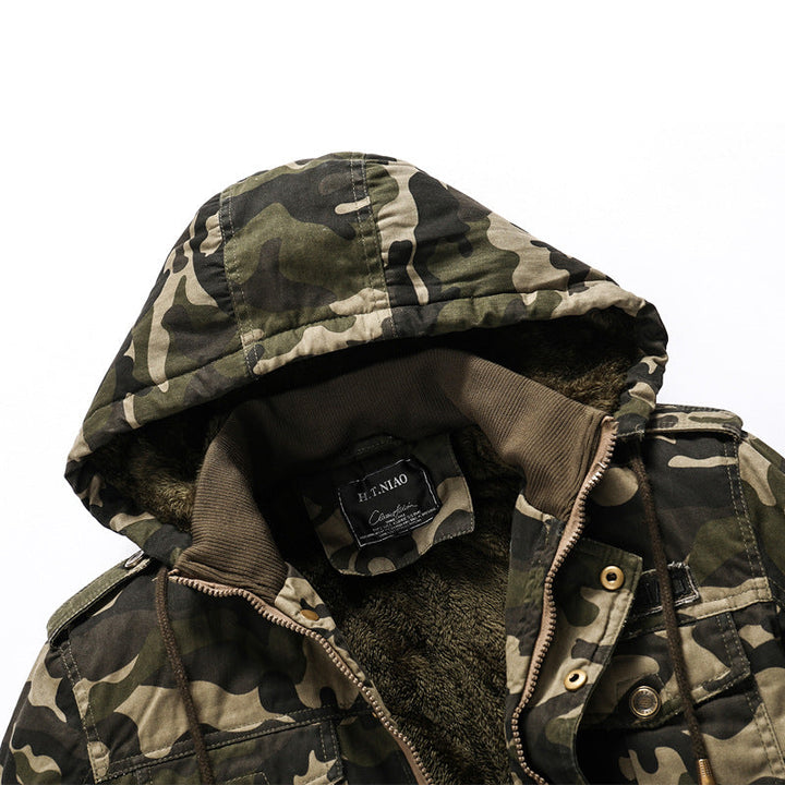 Herr isolerad med huva parka i Kamouflage Militär Stil med teddyfoder