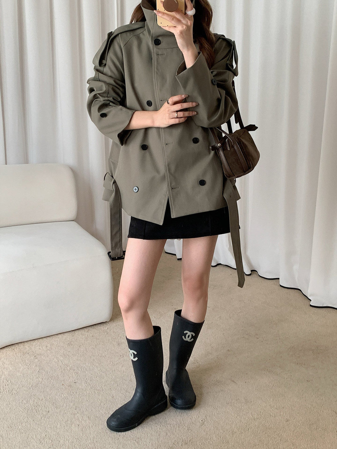 Dam kort double-breasted trenchcoat med ståkrage och shoulder flaps