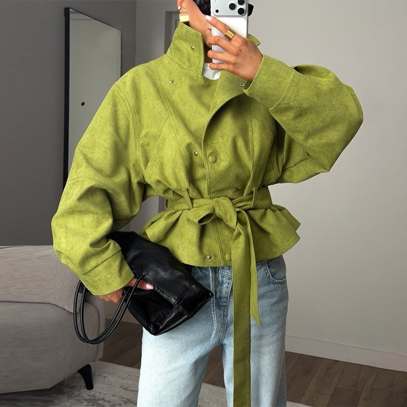 Dam skräddad kort jacka in Blouson stil med knytband och ståkrage