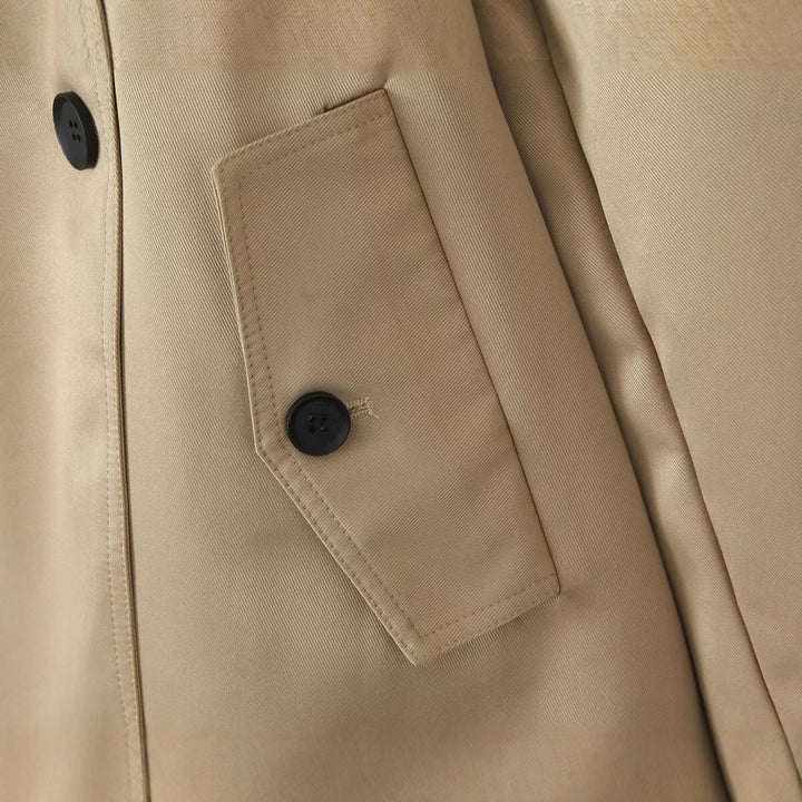 Dam Kort Skräddarsydd Dubbel-Breasted Trench med Cape Ärmar och Knytbälte