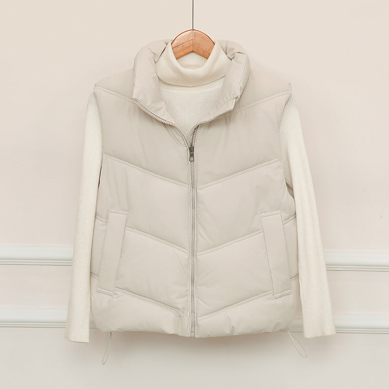 Dam kort-skärning puffer quiltad väst med V-quilt, high ståkrage och drawstring fåll