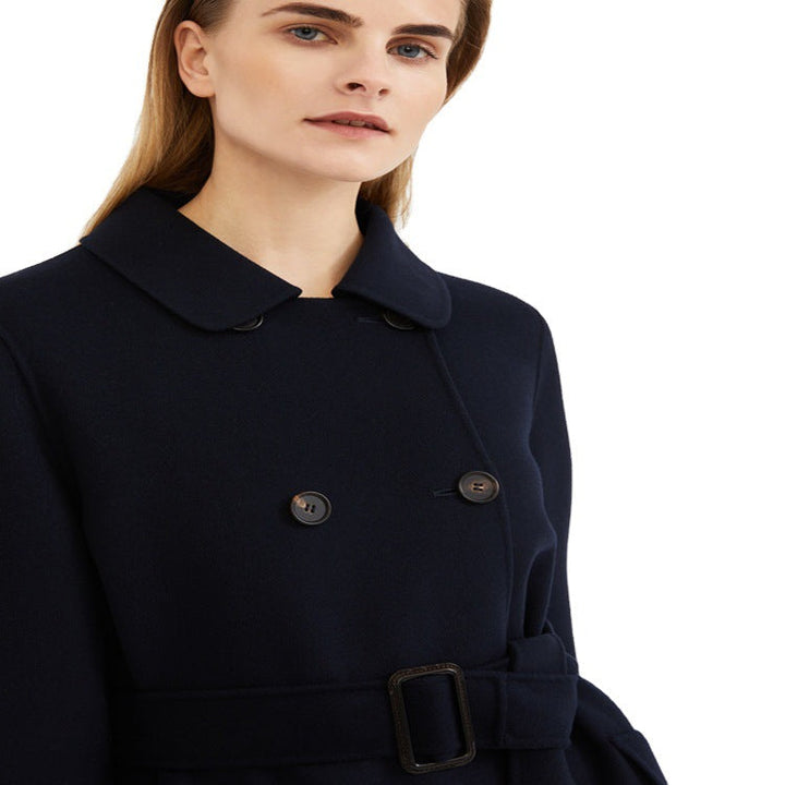 Dam lång kappa in a minimalistisk kappa dress look med dold double row och tyg bälte