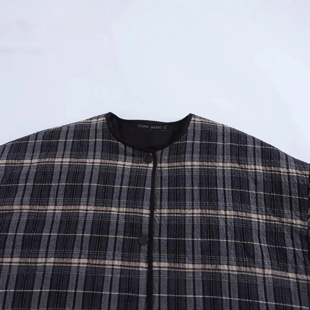 Dam quiltad check jacka med rund hals, light vaddering, och oversized påsydda fickor