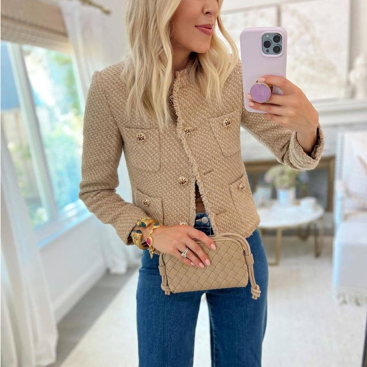 Dam kastiger Boucle blazer jacka med decorative braided knappar, påsydda fickor, och fringed fåll edge