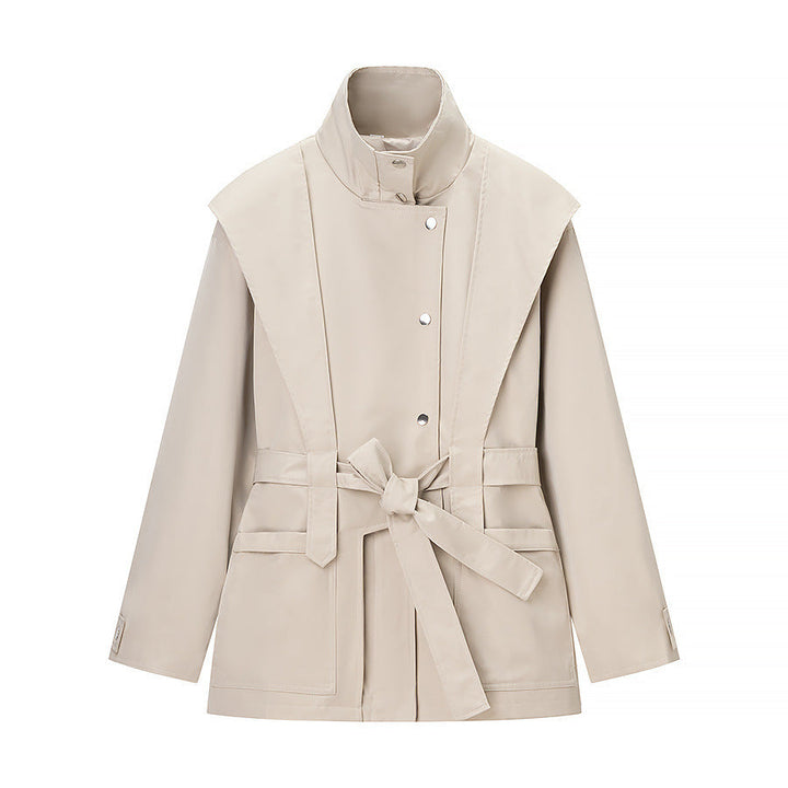 Dam kort jacka med cape shoulder, ståkrage och midjebälte