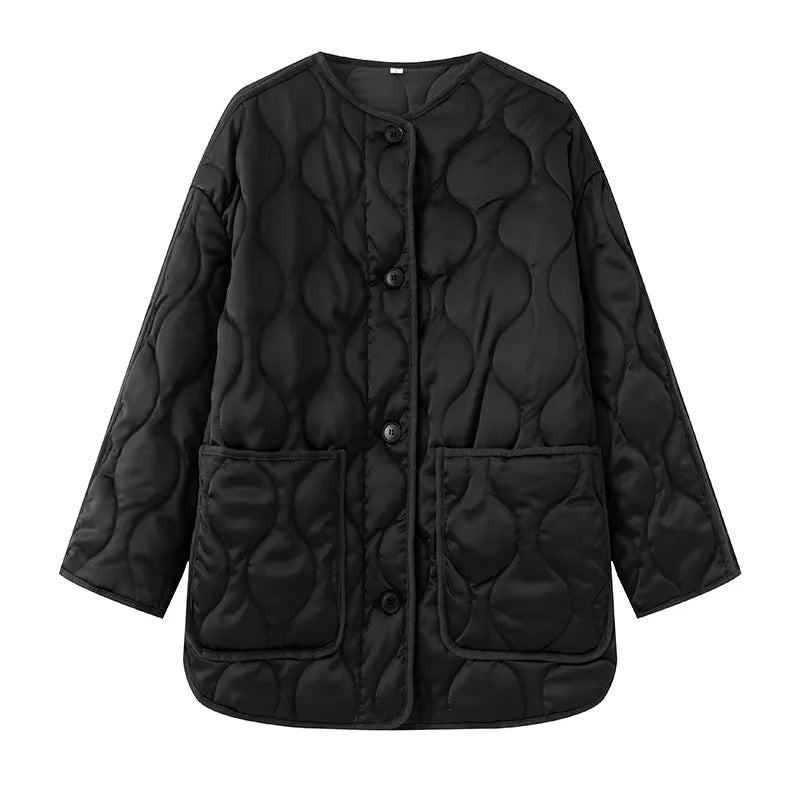 Dam quiltad övergångsjacka i boxy skärning med round neckline, organic wave quiltning, och påsydda fickor