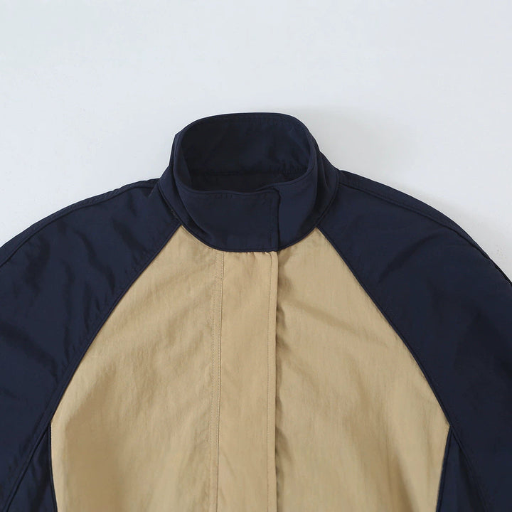 Dam lätt kort Transition jacka med Funnel Neck, kontrast Inserts och dragsko