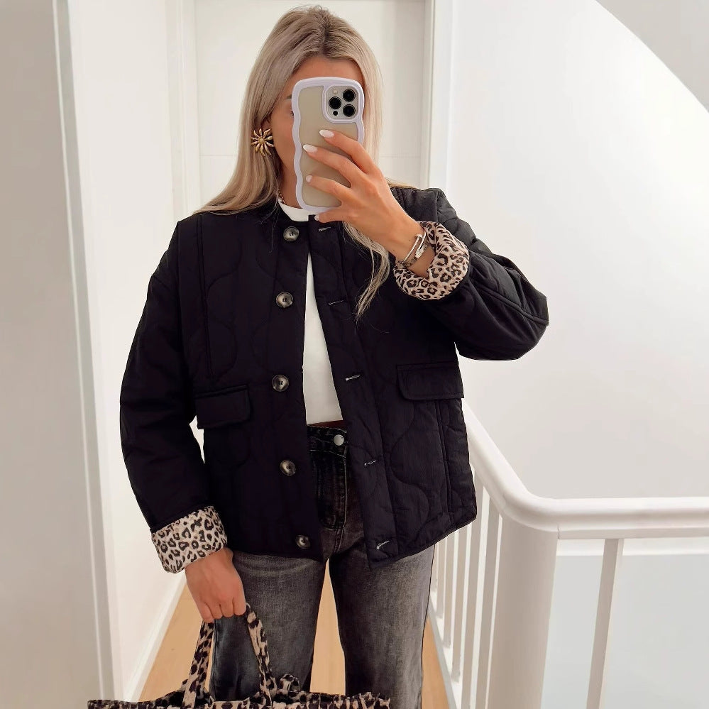 Dam 1700+ Quiltad Kort Blouson Jacka i Boxig Skärning med Round Neck, Knapp Knäppning och Lock Fickor