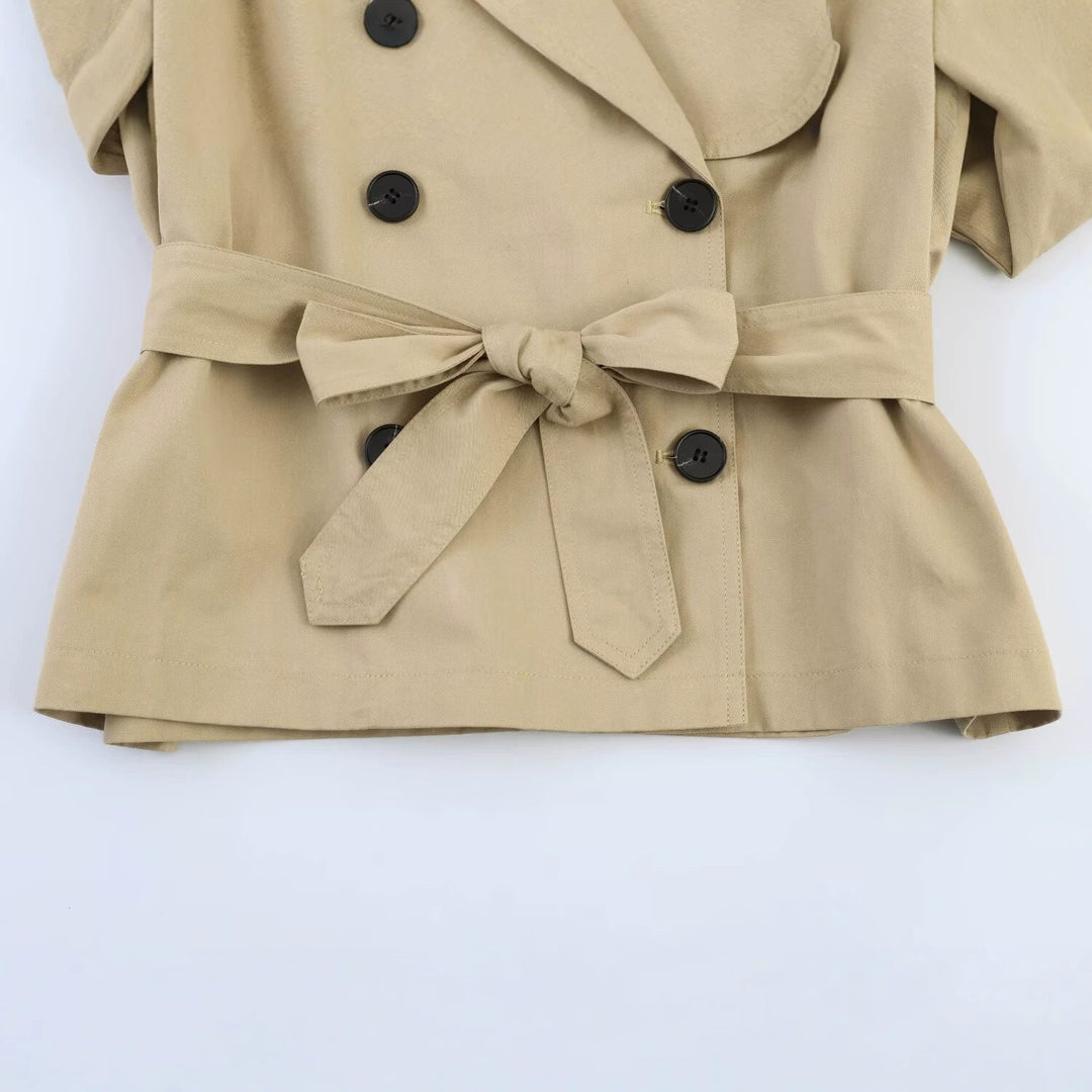 Dam Kort Cape Trenchcoat med Double-Breasted Knapp Knäppning och Tie Belt