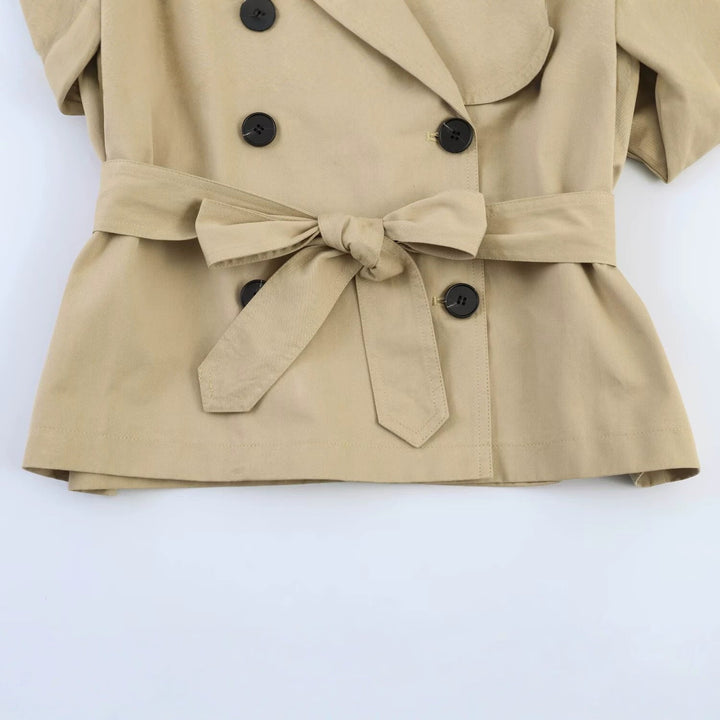 Dam Kort Cape Trenchcoat med Double-Breasted Knapp Knäppning och Tie Belt