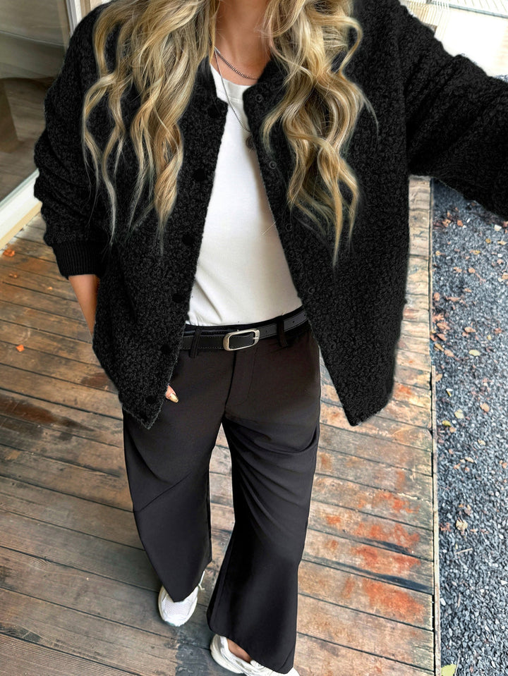 Dam kort satin trenchcoat med double-breasted knäppning, påsydda fickor, och buttoned ärm cuffs
