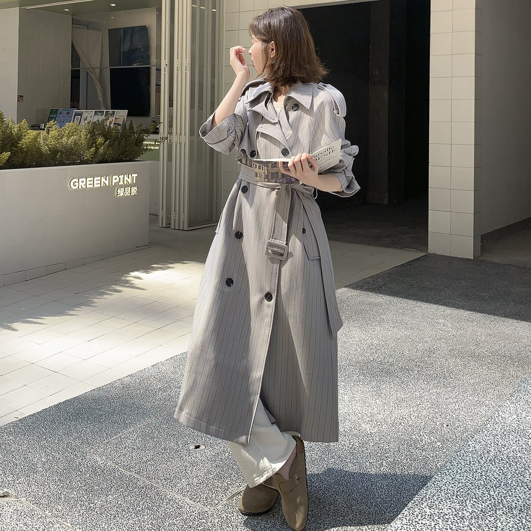 Dam lång-skärning pinstripe trenchcoat med voluminous ärmar, shoulder epaulettes, och knytband