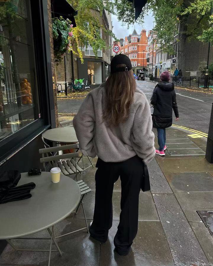 Dam oversize Faux Fur kappa med slagkrage, utanpåfickor och knappslå
