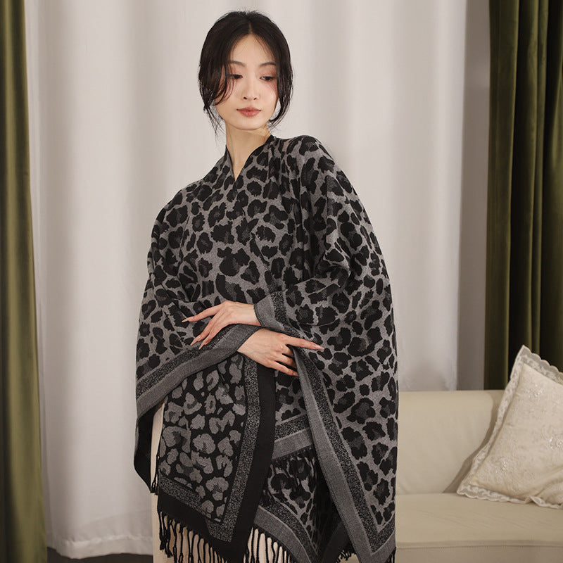 Dam Jacquard poncho med Leopard mönster, Fringes och Open oversized skärning