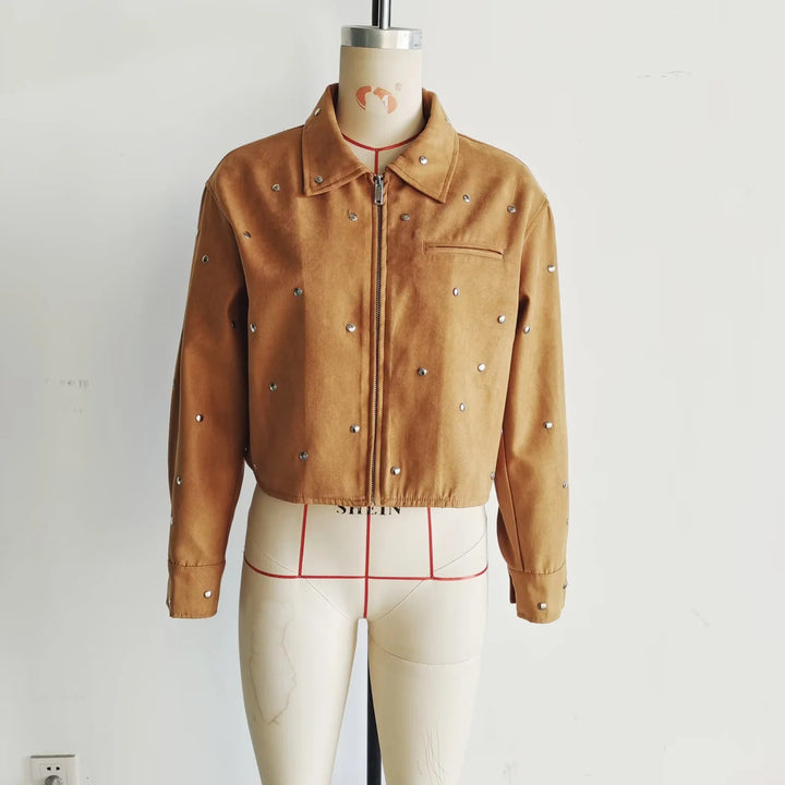 Dam kort studded jacka tillverkad av mocka imitation med en full-length dragkedja och chest pocket