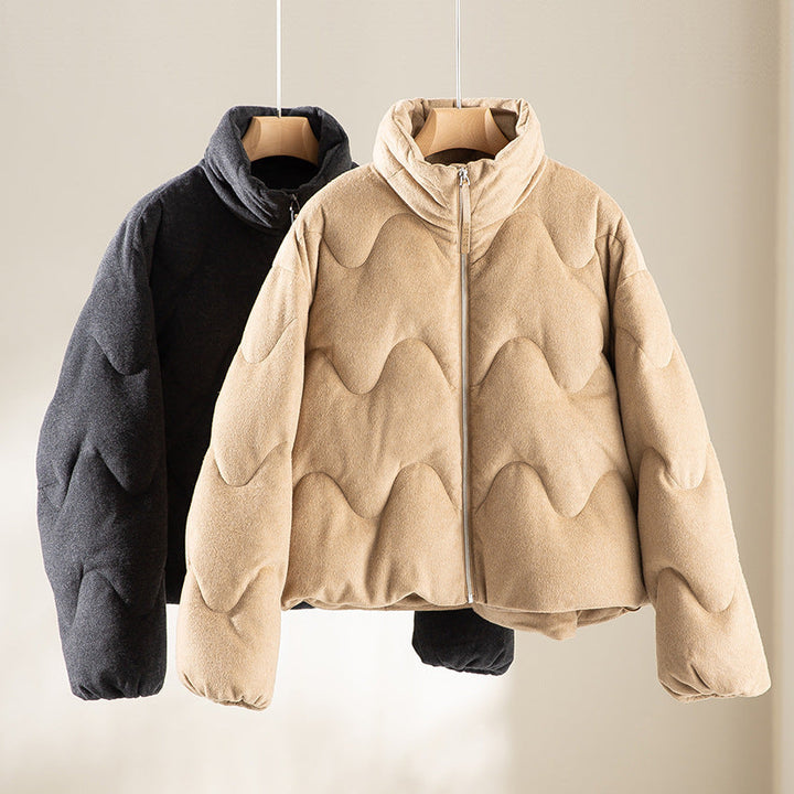 Dam kort kviltad jacka med wave quilting, hög ståkrage och boxy silhuett