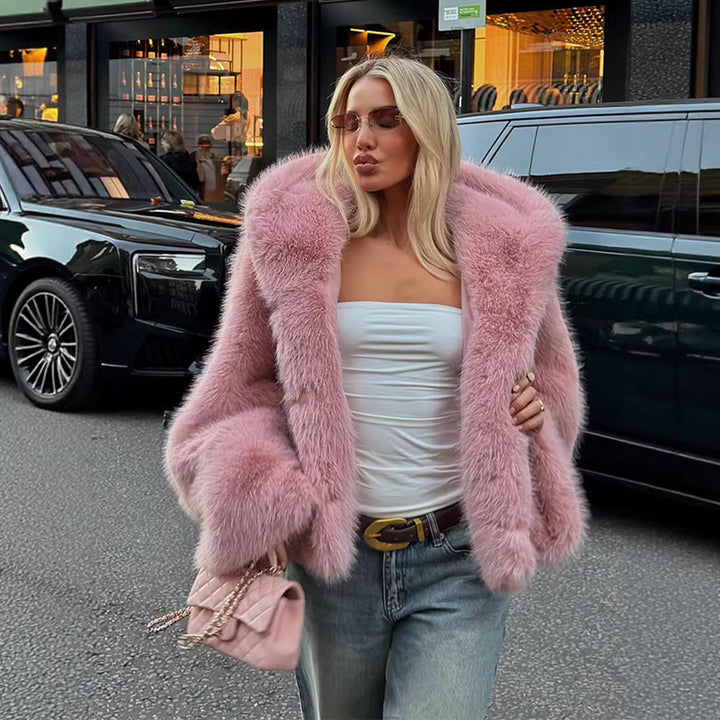 Dam kort jacka gjord Faux Fur med Voluminous Shawl krage och oversize silhuett