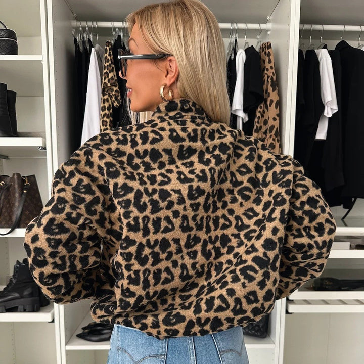 Dam kort jacka in leopard tryck med ståkrage, knappslå, och elastic fåll