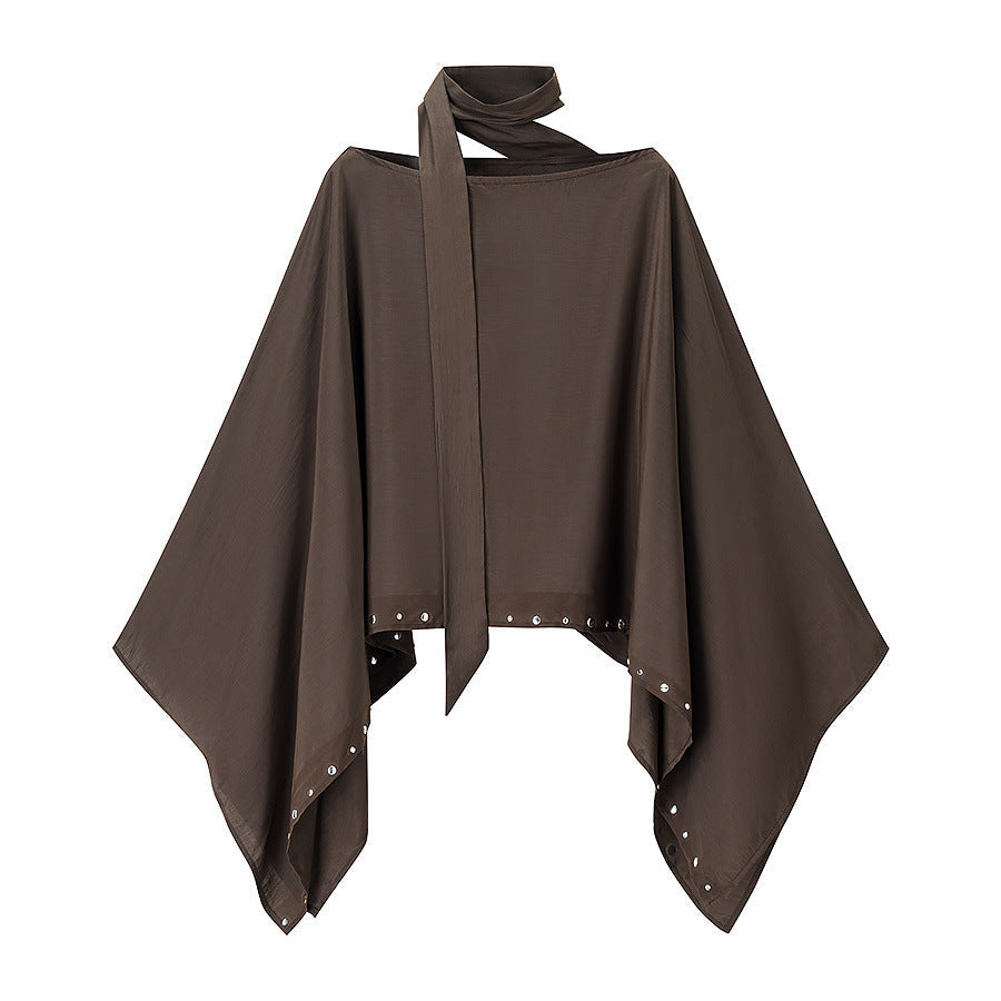 Dam fallande capeponcho med bow, asymmetrical pointed fåll och eyelet kant