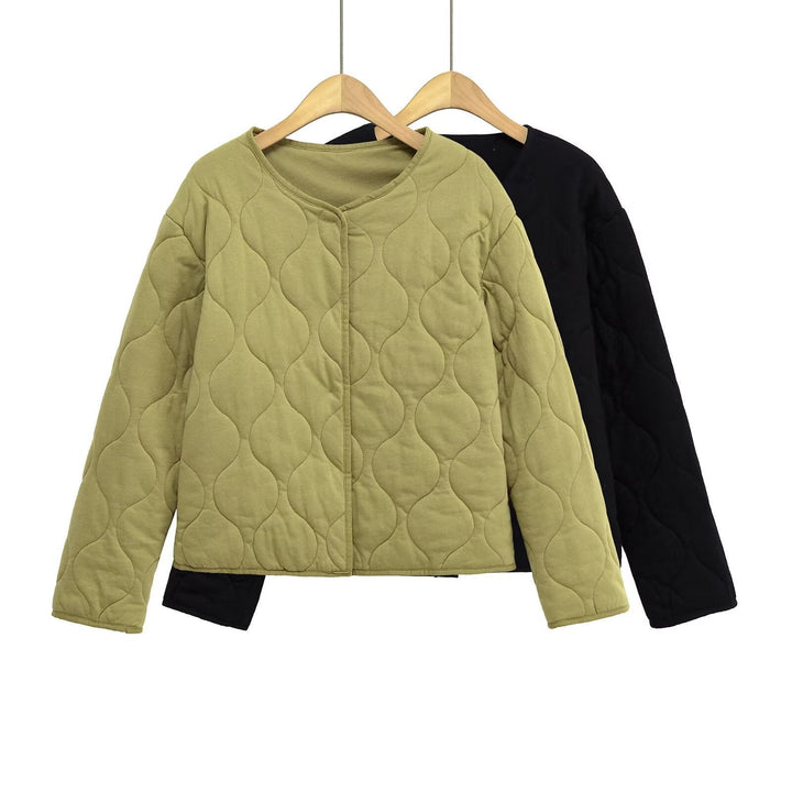 Dam kviltad jacka utan a krage med a boxy silhuett och tonal wave quilting