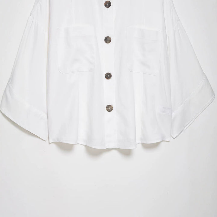 Dam Oversize Skjortjacka med Wide Kimono Ärmar och Stora Horn Knappar