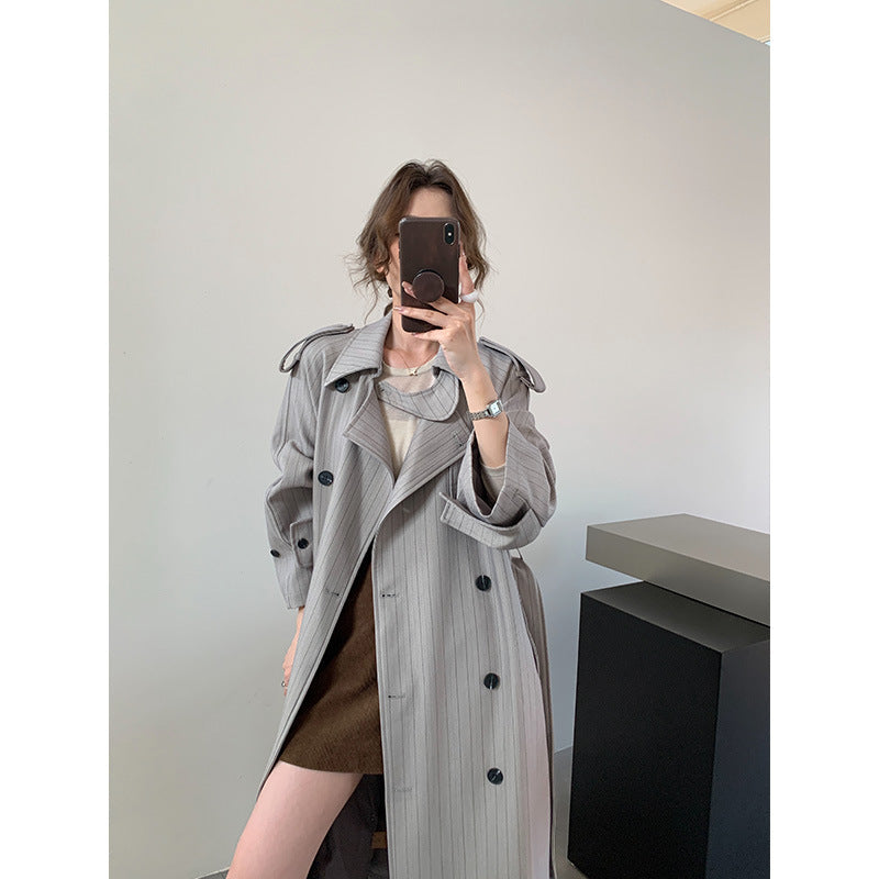 Dam pinstripe trenchcoat med boxy silhuett, shoulder patches, och dold knytband