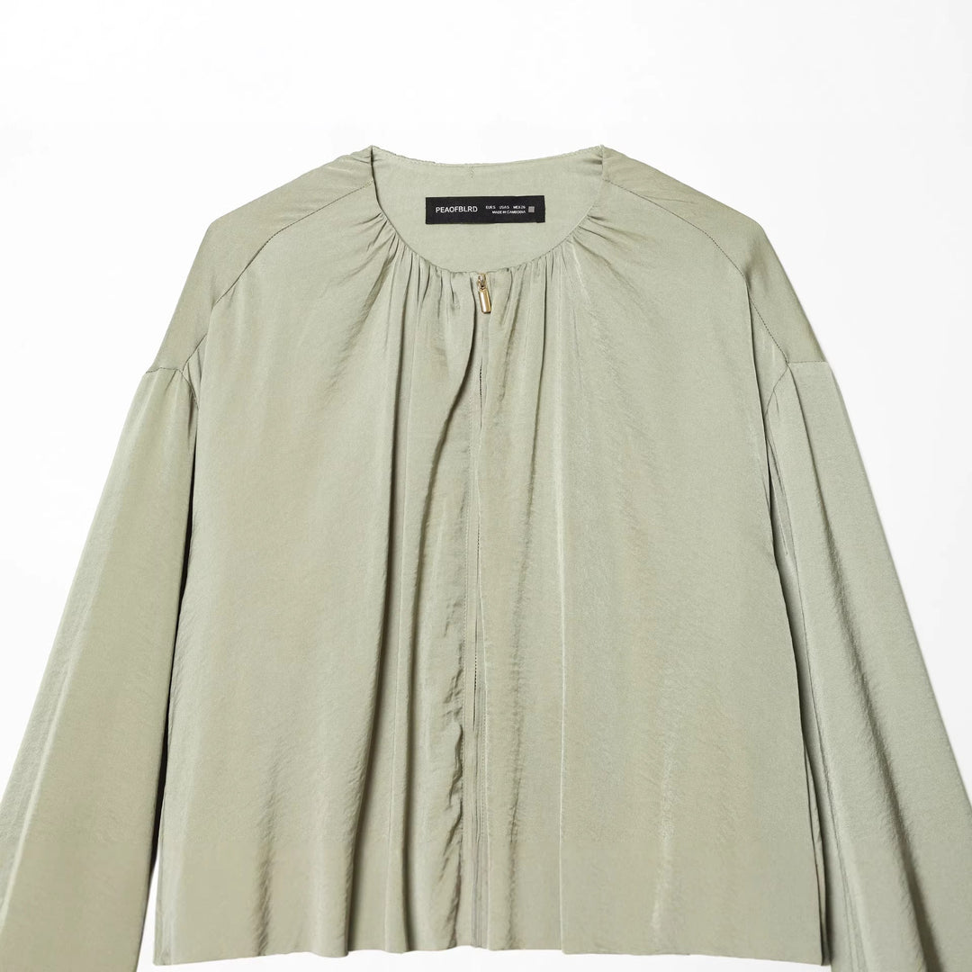 Dam lightly figurnära blousonjacka med gathered round neckline, concealed dragkedja och balloon-shaped ärmar