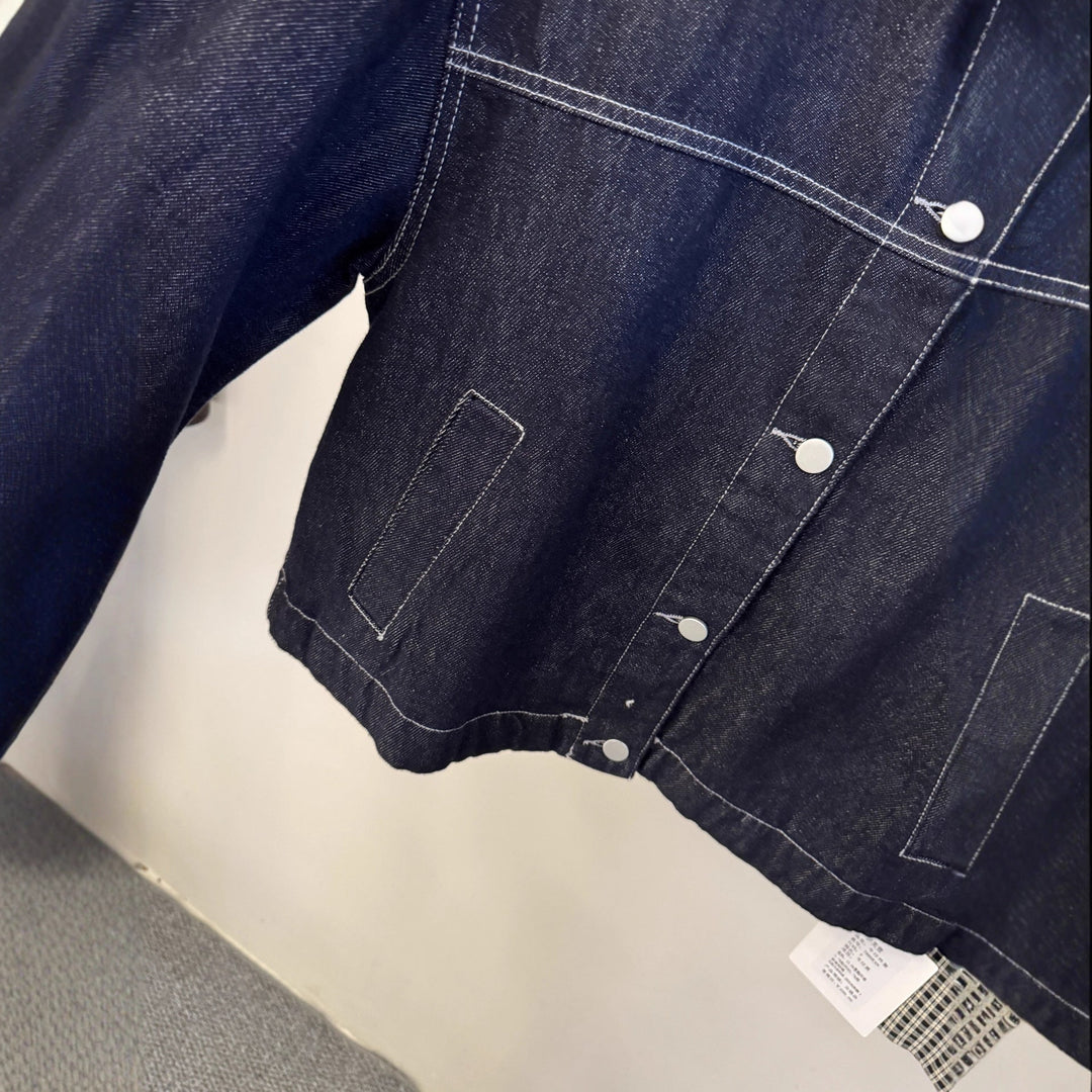Dam kort skärning denimjacka med kontrasterande rutig muddar