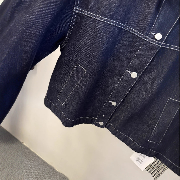 Dam kort skärning denimjacka med kontrasterande rutig muddar