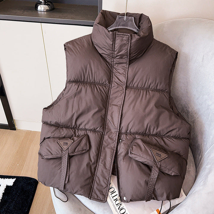 Dam compact thermo puffer väst med high ståkrage, concealed front placket, och stor utility flap fickor
