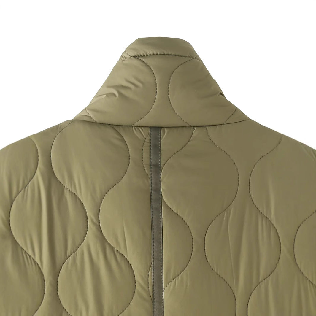 Dam quiltad kort jacka med high ståkrage, stor flap fickor, och drawstring fåll