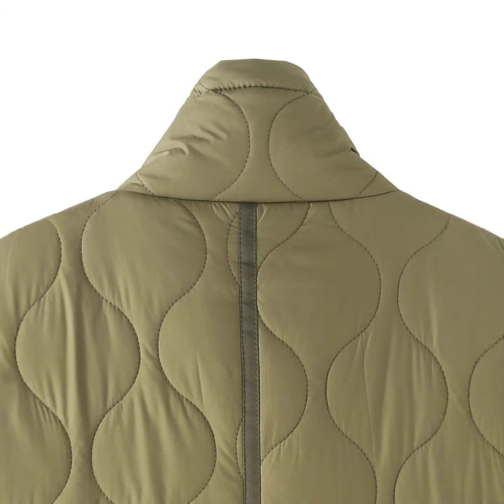 Dam quiltad kort jacka med high ståkrage, stor flap fickor, och drawstring fåll