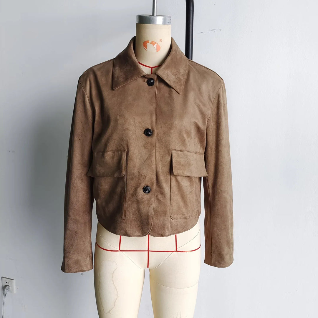 Dam cropped shirt jacka tillverkad av microfiber velour med stor flap fickor