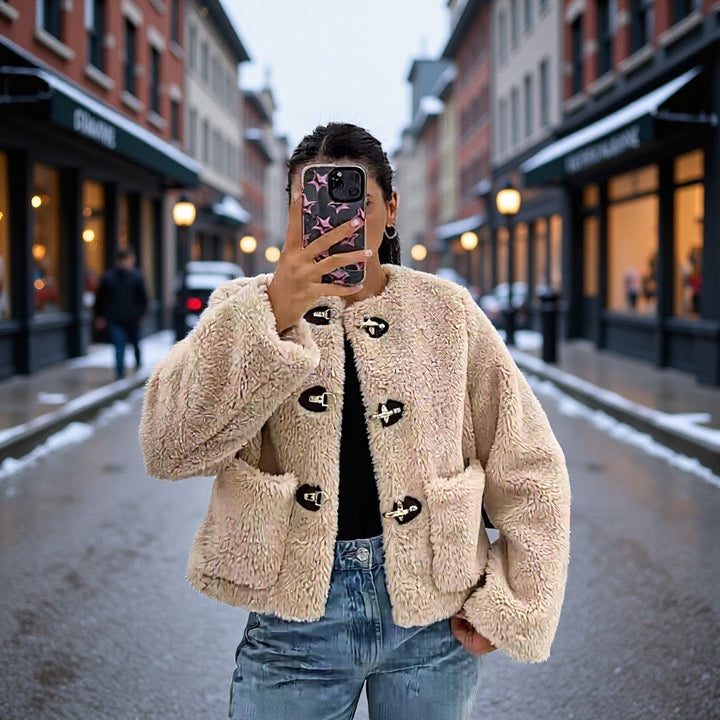 Dam kort skärning teddy jacka med Toggle Fastenings och utanpåfickor