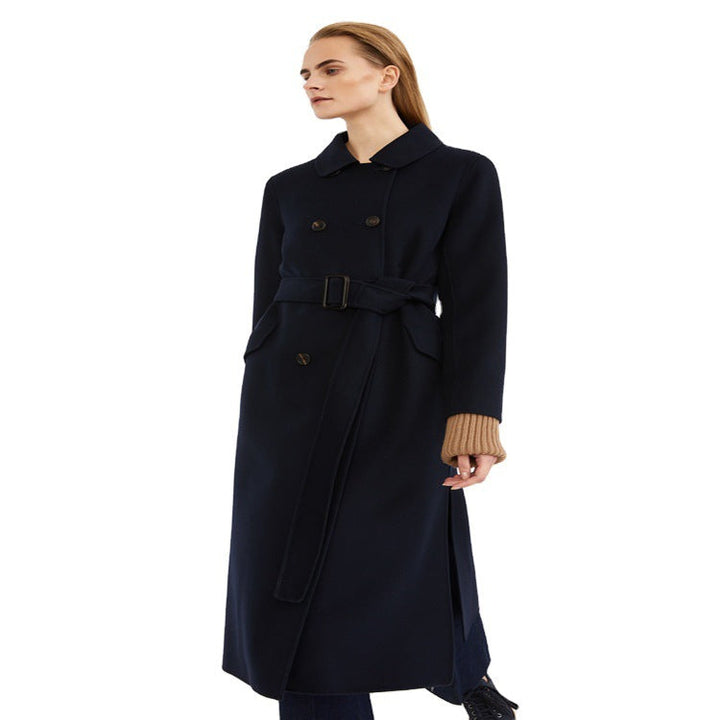 Dam lång kappa in a minimalistisk kappa dress look med dold double row och tyg bälte