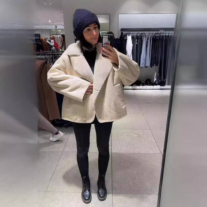 Dam kort lambskin imitation blouson med teddy foder, skjortkrage, och påsydda fickor