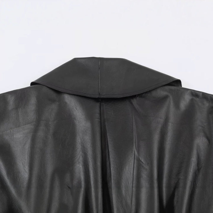 Dam Kort Kort Faux Läder Blouson med Oversize Shawl Krage och Side Buckle Waist