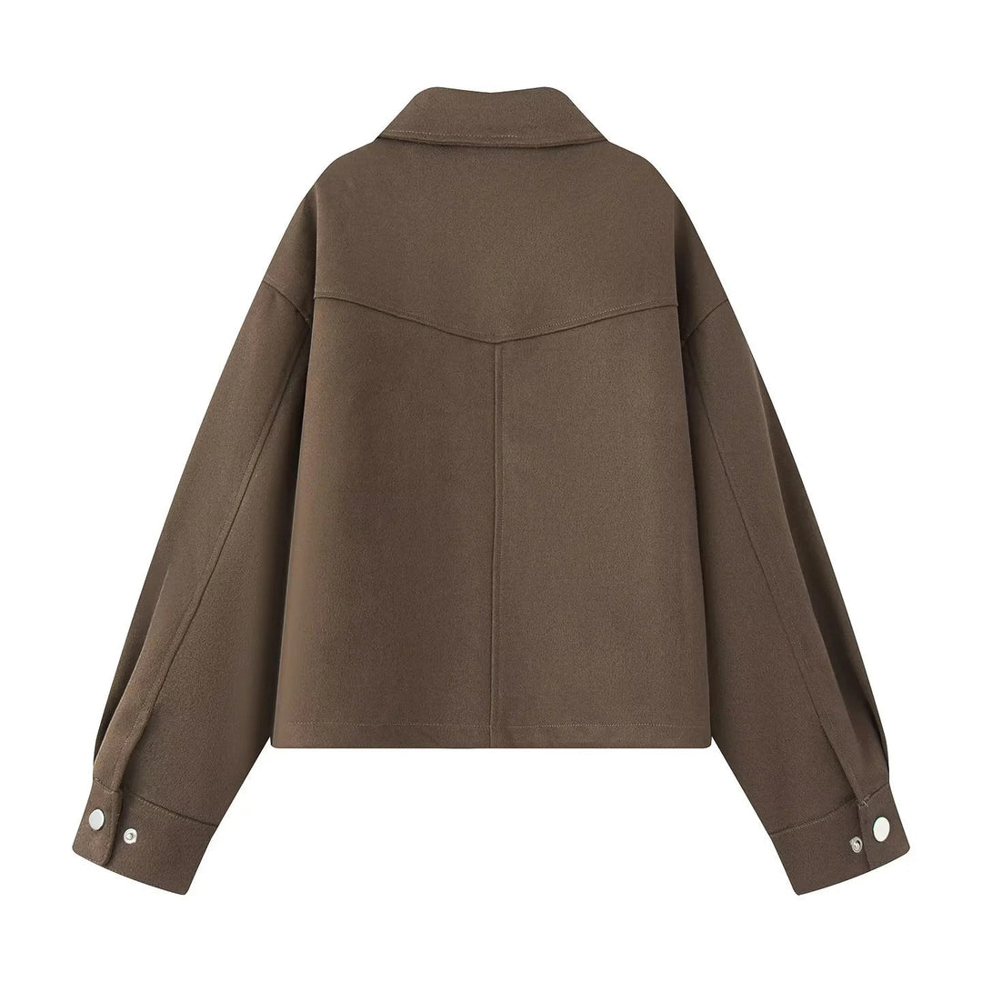 Dam boxy kort utility jacka med stor flap fickor, snap knäppning, och drop axel
