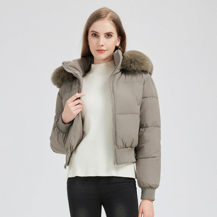Dam kort quiltad hooded jacka med faux fur kant och ribbed fåll
