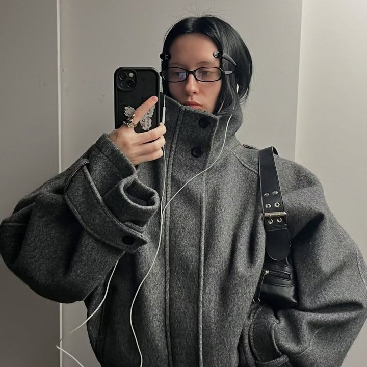 Dam kort oversize ull jacka med ståkrage och Epaulets