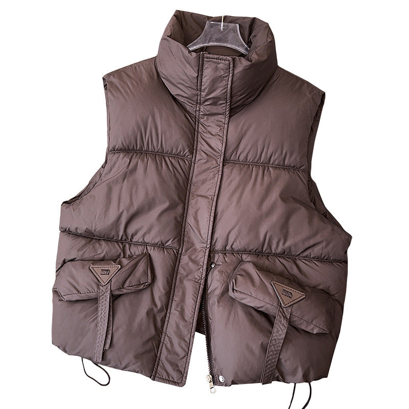 Dam compact thermo puffer väst med high ståkrage, concealed front placket, och stor utility flap fickor