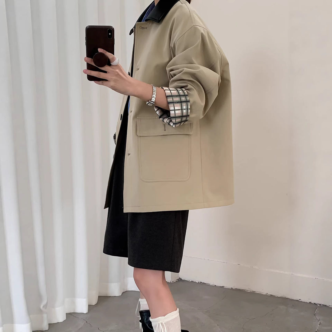 Dam kort jacka in trench stil med läder krage och Cuffable rutig muddar