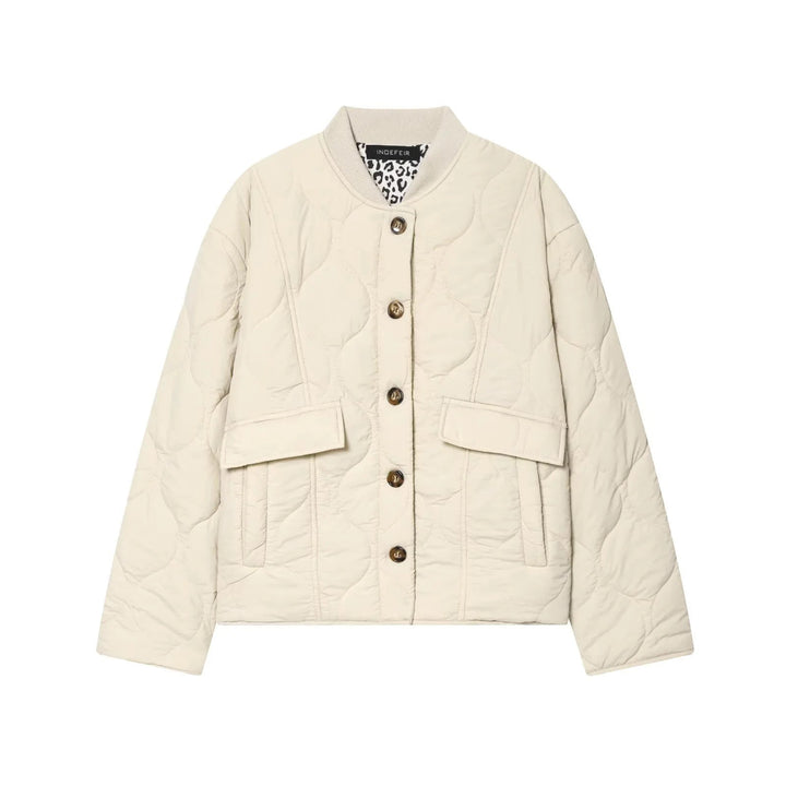 Dam non-vadderad quiltad jacka med boxy silhuett, ribbed ståkrage och patch flap fickor