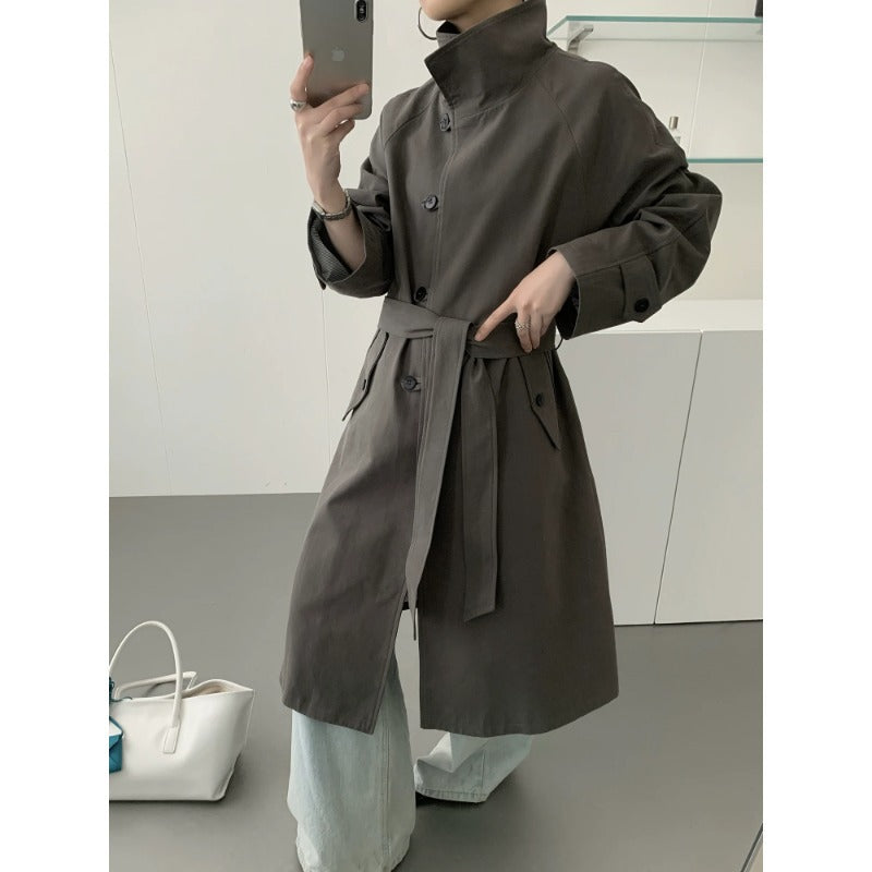 Dam Mid-length trenchcoat med hög ståkrage, knytband och avslappnad oversize silhuett
