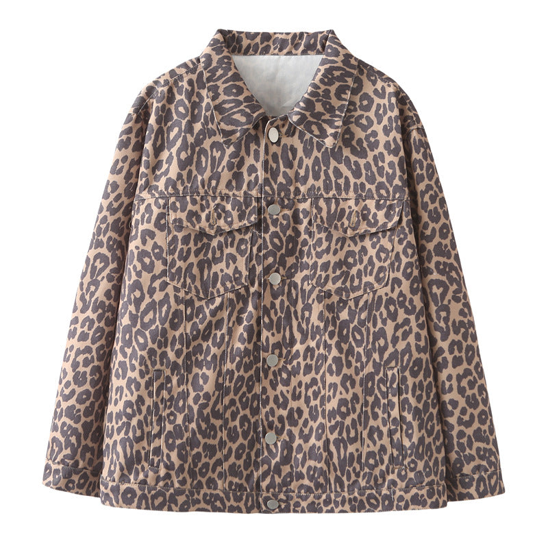 Dam oversized jeansjacka i boxy skärning med leopard mönster, snap knäppning och patch bröstfickor