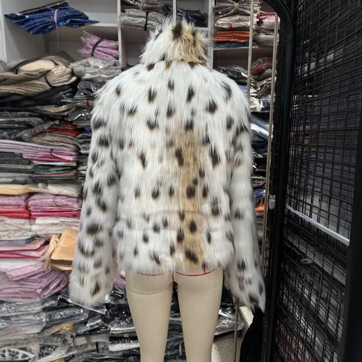 Dam kort-skärning faux pälsjacka i spotted mönster med ståkrage och värmande vaddering