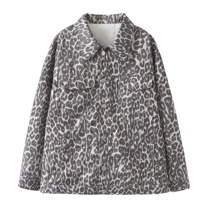 Dam oversized jeansjacka i boxy skärning med leopard mönster, snap knäppning och patch bröstfickor