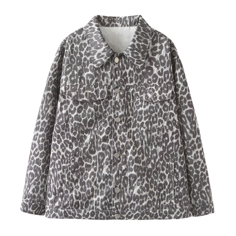 Dam oversized jeansjacka i boxy skärning med leopard mönster, snap knäppning och patch bröstfickor