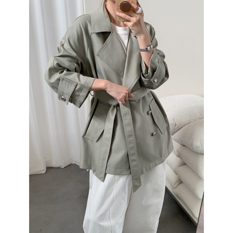 Dam kort trenchcoat med vid skärning, double-breasted stängning och knytband