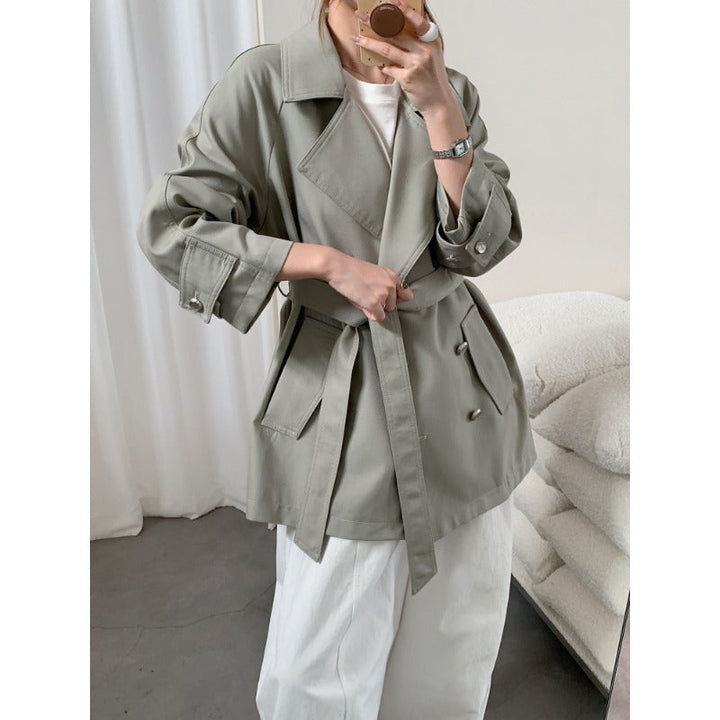 Dam kort trenchcoat med vid skärning, double-breasted stängning och knytband